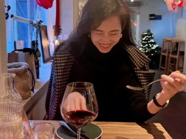 女優シン・ヒョンビン、気の合う友達とワイン一杯…幸せなひと時を公開（画像提供:wowkorea）