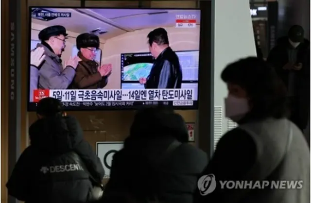 今月17日、北朝鮮の飛翔体発射のニュースを見るソウル市民（資料写真）＝（聯合ニュース）