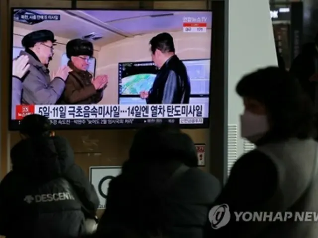 今月17日、北朝鮮の飛翔体発射のニュースを見るソウル市民（資料写真）＝（聯合ニュース）