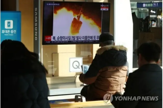 韓国・ソウル駅に設置されたテレビで、北朝鮮の飛翔体発射のニュースが流れている＝２７日、ソウル（聯合ニュース）