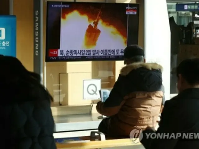 韓国・ソウル駅に設置されたテレビで、北朝鮮の飛翔体発射のニュースが流れている＝２７日、ソウル（聯合ニュース）