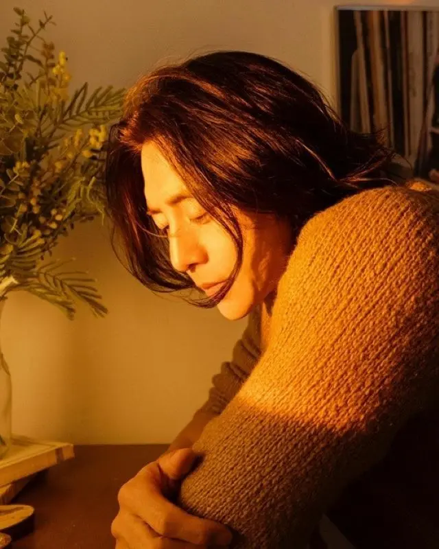 俳優コ・ス、胸キュン誘う物思いにふける横顔…長髪イケメンぶり光る近況ショット（画像提供:wowkorea）