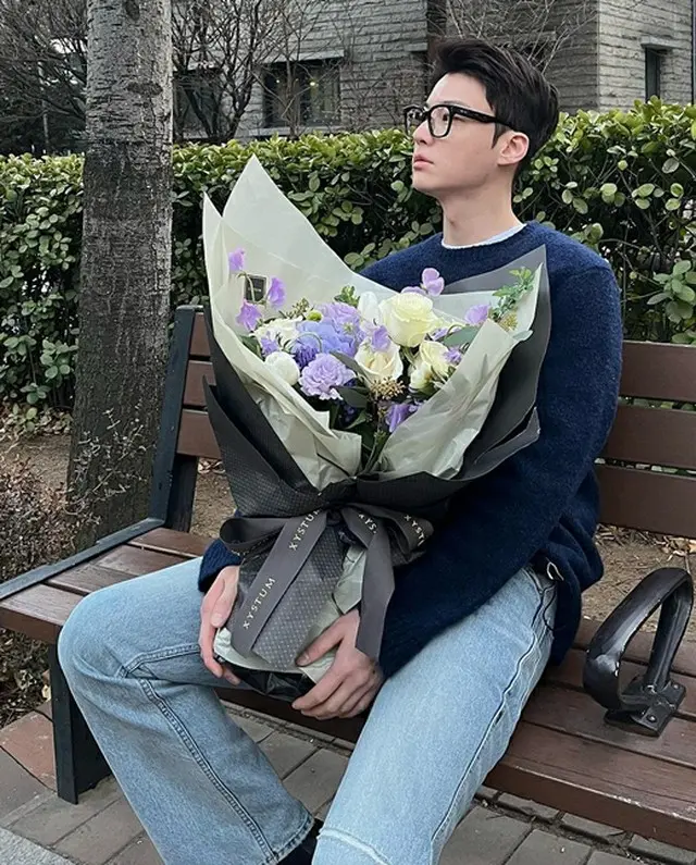 俳優アン・ジェヒョン、花束を抱えた美男子…かっこ良すぎてCGかと（画像提供:wowkorea）