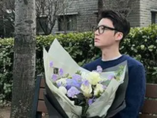 俳優アン・ジェヒョン、花束を抱えた美男子…かっこ良すぎてCGかと