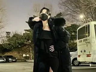 女優コ・ウナ、ハイヒールを履きほっそりとした美脚をアピール
