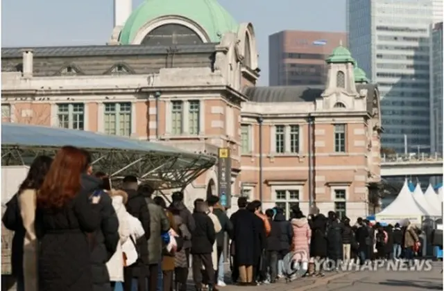 ソウル駅前に設置された新型コロナウイルスの検査所＝（聯合ニュース）