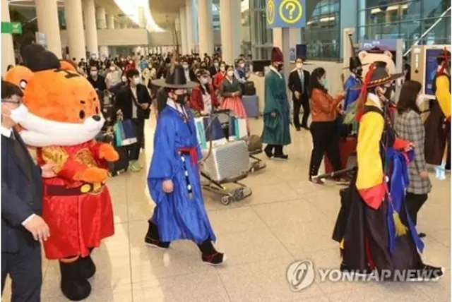 昨年11月、韓国に入国するシンガポールからの観光客ら。韓国とシンガポールは、新型コロナウイルスを抑制している国・地域同士で隔離なしの自由な往来を認め合う「トラベルバブル」協定を結んでいる（資料写真）＝（聯合ニュース）