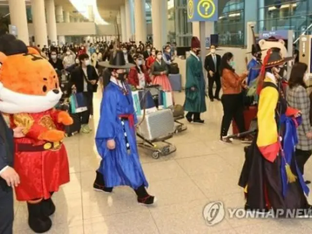 昨年11月、韓国に入国するシンガポールからの観光客ら。韓国とシンガポールは、新型コロナウイルスを抑制している国・地域同士で隔離なしの自由な往来を認め合う「トラベルバブル」協定を結んでいる（資料写真）＝（聯合ニュース）