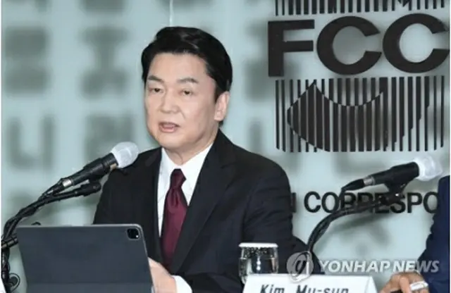 ソウル外信記者クラブで会見する安氏（国会写真記者団）＝28日、ソウル（聯合ニュース）