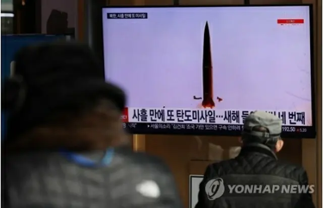 北朝鮮によるミサイル発射関連のニュースを見る市民ら（資料写真）＝（聯合ニュース）
