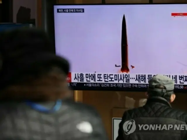 北朝鮮によるミサイル発射関連のニュースを見る市民ら（資料写真）＝（聯合ニュース）