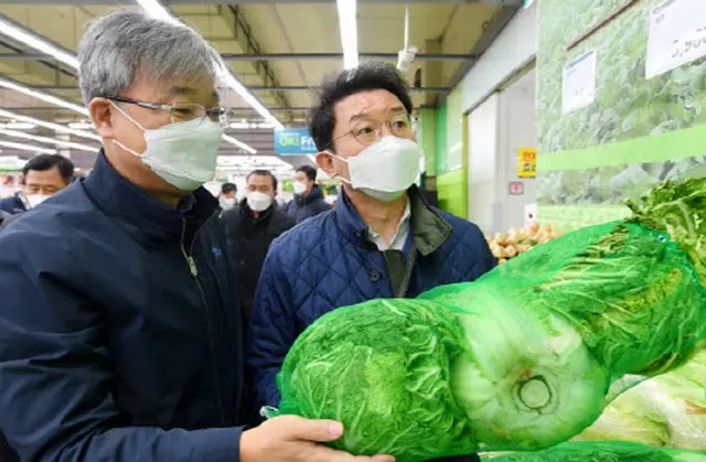 大型スーパーで農水畜産物の価格と需給動向を把握するイ・オクウォン企画財政部次官（右）（画像提供:wowkorea）