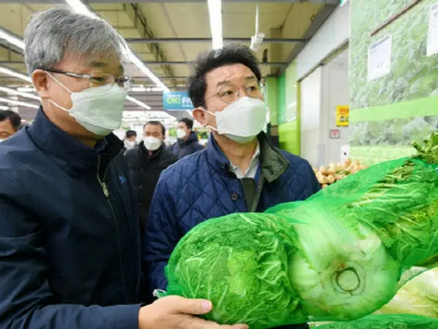 大型スーパーで農水畜産物の価格と需給動向を把握するイ・オクウォン企画財政部次官（右）（画像提供:wowkorea）