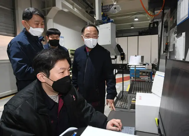「旧正月連休も稼働中」強小企業を訪問した韓国経済副首相「上半期の輸出バウチャー支援に集中」（画像提供:wowkorea）