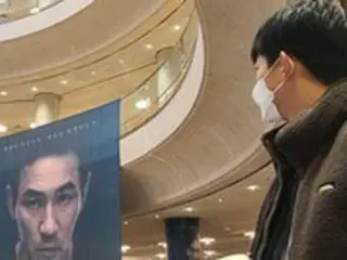 テギョン（2PM）、先輩俳優ファン・ジョンミンのポスターから目が離せない？舞台観劇の報告ショット
