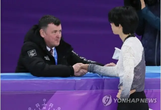 握手するオーサー氏（左）と車俊煥（資料写真）＝（聯合ニュース）