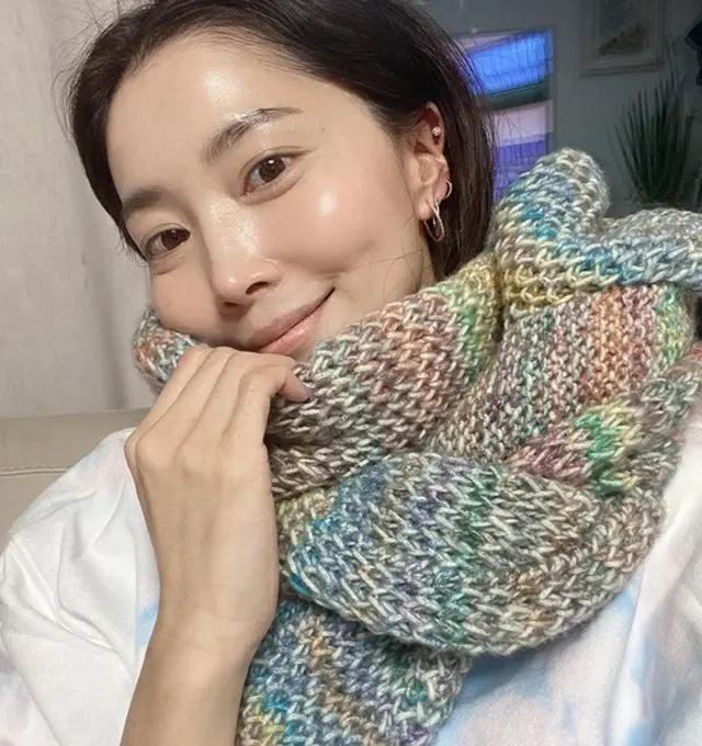 オ・ユナ、手作りマフラーのプレゼントに感動…すっぴんでも女優オーラ放つ（画像提供:wowkorea）