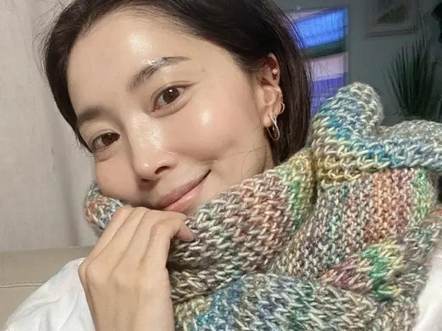 オ・ユナ、手作りマフラーのプレゼントに感動…すっぴんでも女優オーラ放つ(画像提供:wowkorea)