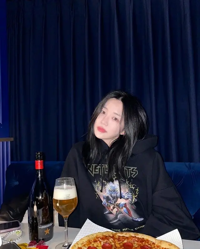 女優イ・ユビ、意外とお酒好き？…きょうのメニューはピザ＆ビール（画像提供:wowkorea）