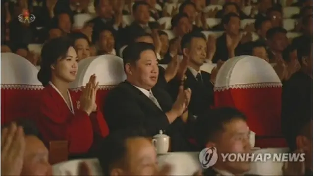 北朝鮮の朝鮮中央テレビは２日、金正恩氏（中央）が１日に平壌の万寿台芸術劇場で旧正月の祝賀公演を観覧したと伝えた。隣は夫人の李雪主氏（朝鮮中央テレビの映像から）＝（聯合ニュース）≪転載・転用禁止≫