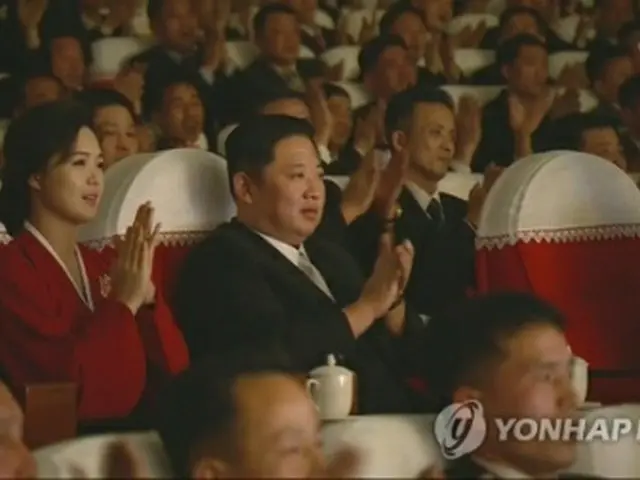 北朝鮮の朝鮮中央テレビは２日、金正恩氏（中央）が１日に平壌の万寿台芸術劇場で旧正月の祝賀公演を観覧したと伝えた。隣は夫人の李雪主氏（朝鮮中央テレビの映像から）＝（聯合ニュース）≪転載・転用禁止≫