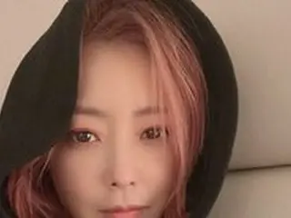 “44歳”キム・ヒソン、ピンクヘアもお似合い…投稿写真が話題