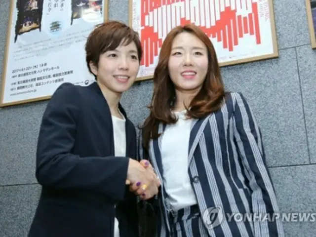 2018年の行事で会い、握手を交わす李さん（右）と小平選手（資料写真）＝（聯合ニュース）