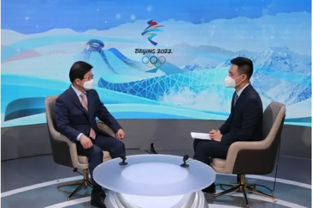 中国メディアとのインタビューに臨む朴炳錫氏（左・国会提供）＝（聯合ニュース）≪転載・転用禁止≫