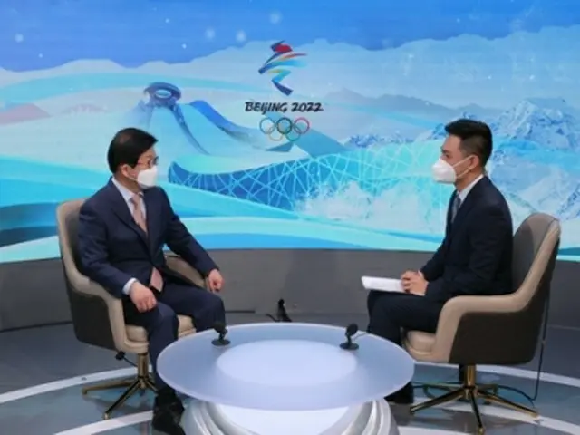 中国メディアとのインタビューに臨む朴炳錫氏（左・国会提供）＝（聯合ニュース）≪転載・転用禁止≫