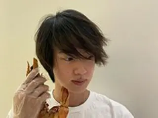 「BTS（防弾少年団）」 JIN、キングサイズのエビで「もしもし？」いたずらっ子のような魅力