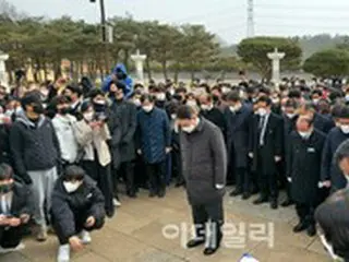 尹錫悦、5・18追慕塔から少し離れた所で黙とう…「5月の精神を忘れてはいけない」=韓国