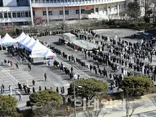 新型コロナウイルスの選別検査所の前で検査を待つ市民たち=韓国