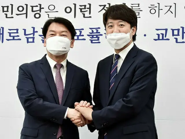 韓国最大野党“国民の力”の李俊錫代表（右）と国民の党の安哲秀 次期大統領選候補（画像提供:wowkorea）
