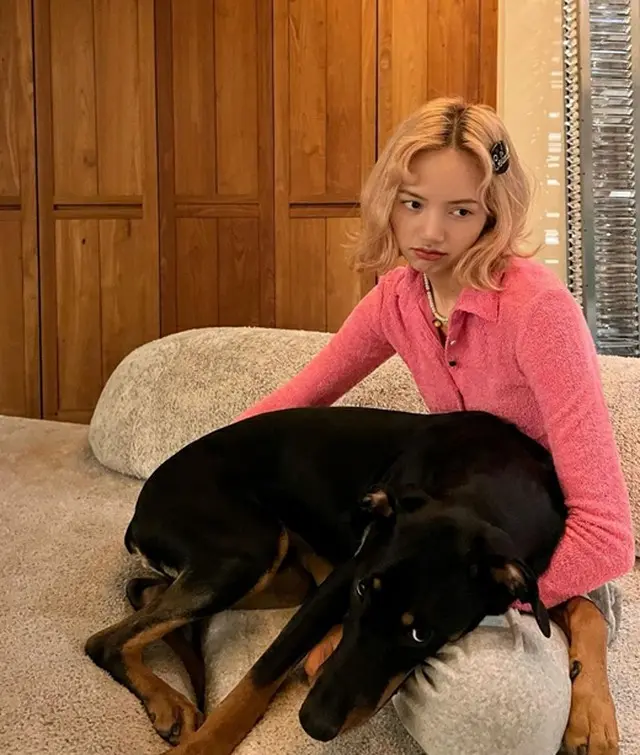 LISA(BLACKPINK)、愛犬のラブと楽しく遊ぶ姿を公開（画像提供:wowkorea）