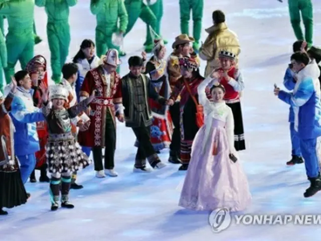 開会式に登場した韓服を着た女性=4日、北京(聯合ニュース)