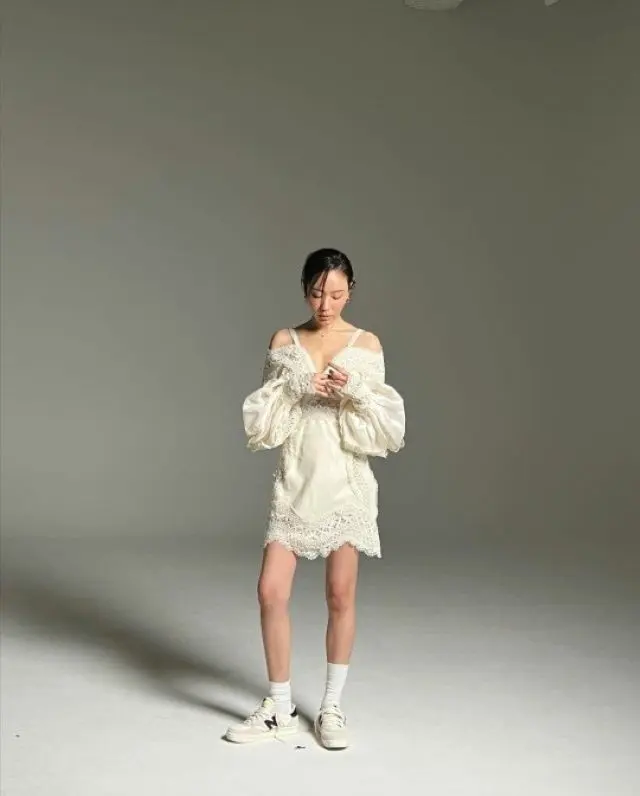 女優キム・アジュン、“さすがの芸能人オーラ…”美鎖骨と脚線美がまぶしいミニワンピを着こなす近況ショット（画像提供:wowkorea）
