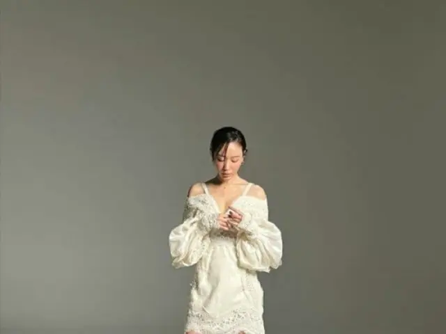 女優キム・アジュン、“さすがの芸能人オーラ…”美鎖骨と脚線美がまぶしいミニワンピを着こなす近況ショット（画像提供:wowkorea）