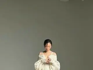 女優キム・アジュン、“さすがの芸能人オーラ…”美鎖骨と脚線美がまぶしいミニワンピを着こなす近況ショット