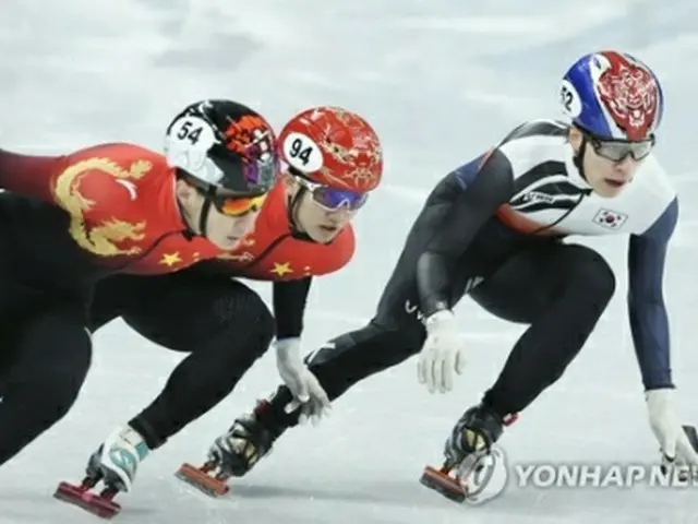 韓国のエース黄大憲（ファン・デホン）は準決勝1組で1位となったが、レーン変更が遅かったという理解し難い理由で失格となった。写真は失格の理由となった場面＝（聯合ニュース）