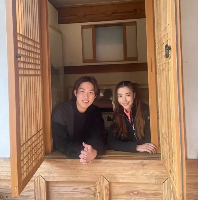 “妻の第二子妊娠電撃発表”俳優ペク・ソンヒョン、親友キム・ギュリの作業室で仲良くパチリ…姉弟のような雰囲気（画像提供:wowkorea）