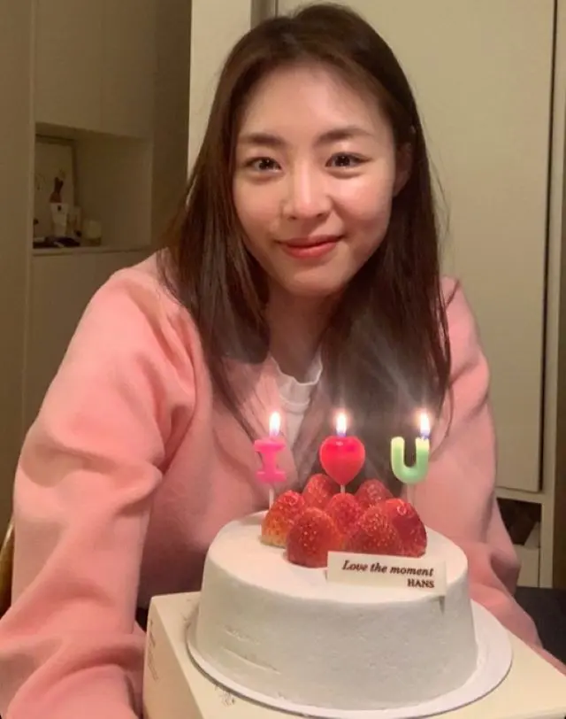 “新婚”イ・ヨニ、旦那さんが準備してくれた？ラブラブなメッセージのバースデーケーキで陰暦の誕生日をお祝い（画像提供:wowkorea）