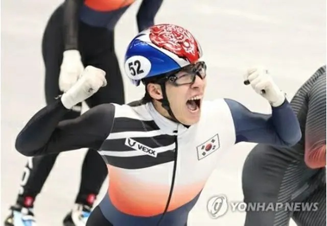 金メダルを獲得し、喜ぶ黄＝９日、北京（聯合ニュース）