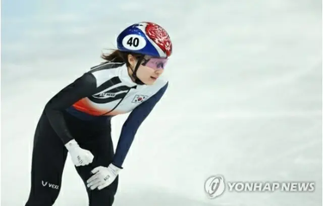９日に行われた北京五輪ショートトラック女子３０００メートルリレー準決勝で、２位でゴールし笑顔を見せる崔珉禎＝９日、北京（聯合ニュース）