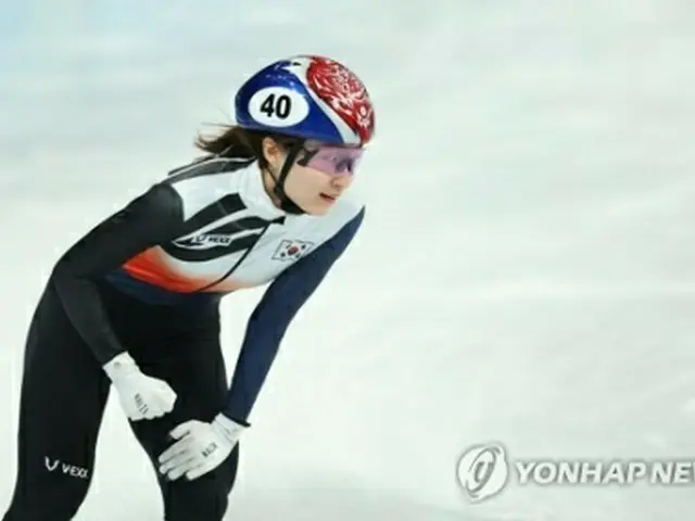 ９日に行われた北京五輪ショートトラック女子３０００メートルリレー準決勝で、２位でゴールし笑顔を見せる崔珉禎＝９日、北京（聯合ニュース）