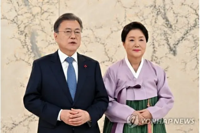 文大統領夫妻（大統領府提供）＝（聯合ニュース）≪転載・転用禁止≫