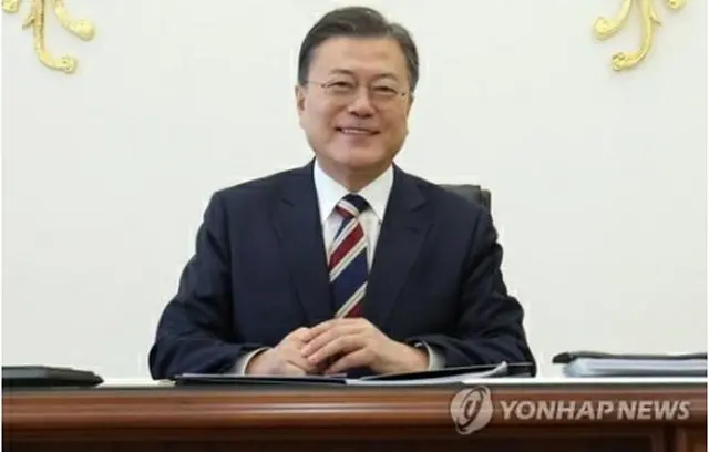 インタビューで写真撮影する文大統領（アジア・太平洋通信社機構合同取材団）＝（聯合ニュース）