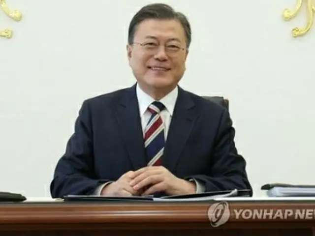インタビューで写真撮影する文大統領（アジア・太平洋通信社機構合同取材団）＝（聯合ニュース）