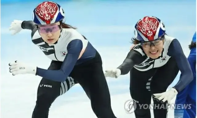 ９日に行われたショートトラック女子３０００メートルリレー準決勝に出場した崔珉禎（左）＝９日、北京（聯合ニュース）