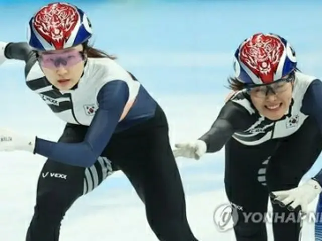 ９日に行われたショートトラック女子３０００メートルリレー準決勝に出場した崔珉禎（左）＝９日、北京（聯合ニュース）