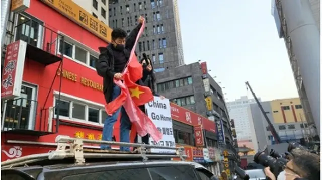 中国国旗を破る集会参加者＝（聯合ニュース）